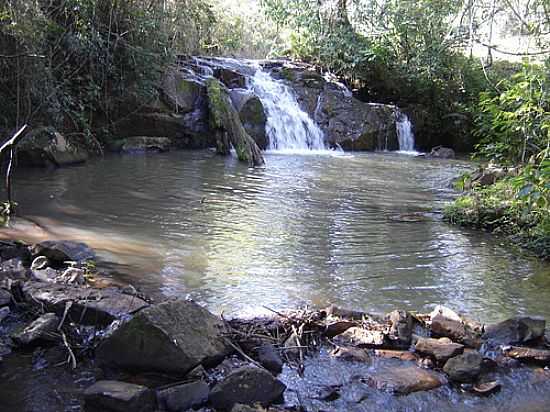 POO DO CRREGO EM GRANDES RIOS-PR-FOTO:ALUISIO RIBEIRO 2 - GRANDES RIOS - PR