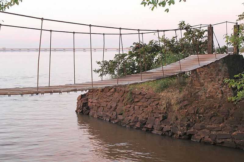 GUARA-PR-PONTE PNSIL E AO FUNDO A PONTE SOBRE O RIO PARAN-FOTO:FACEBOOKPM - GUARA - PR