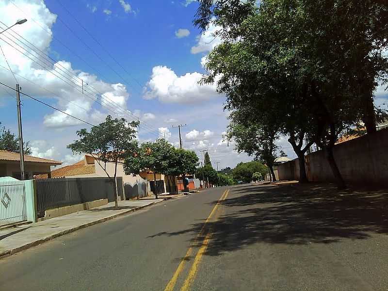 GUARACI-PR-RUA DA CIDADE-FOTO:LUIZCARLOSOLIVEIRASILVA - GUARACI - PR