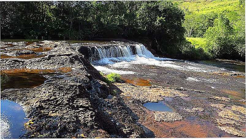 GUARANIAU-PR-PEQUENA CACHOEIRA NO RIO FIVELA, NO RECANTO DAS CACHOEIRAS-FOTO:RICARDO MERCADANTE  - GUARANIAU - PR