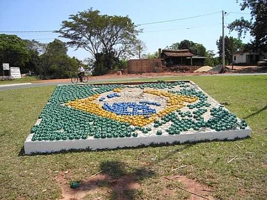 BANDEIRA DO BRASIL NA ROTATRIA CENTRAL DE ICARAMA-PR-FOTO:FHSXP - ICARAMA - PR