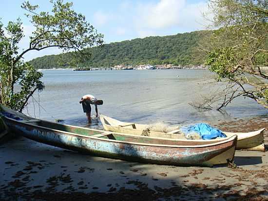 BARCOS DE PESCA EM ENCANTADAS NA ILHA DO MEL-PR-FOTO:PAULO YUJI TACARADA - ILHA DO MEL - PR