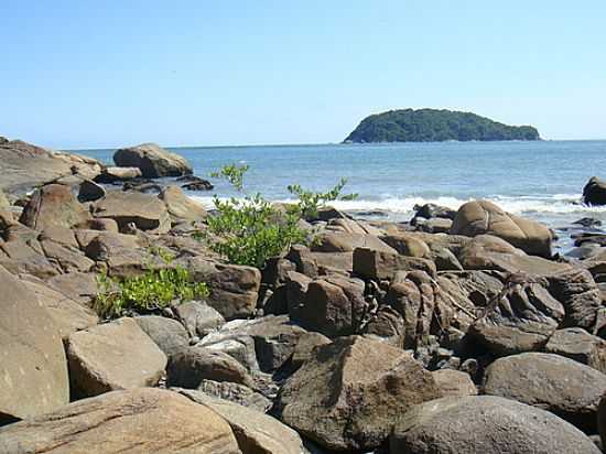 ILHA DA GALHETA VISTA DE ENCANTADAS NA ILHA DO MEL-PR-FOTO:PAULO YUJI TACARADA - ILHA DO MEL - PR