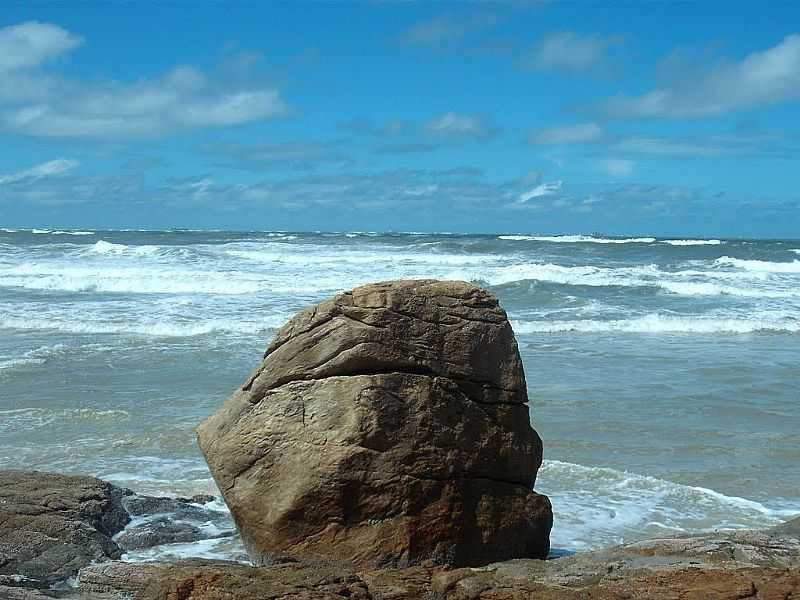 ILHA DO MEL-PR-ROCHAS NA PRAIA-FOTO:GUSTAVO RAMOS CHAGAS - ILHA DO MEL - PR