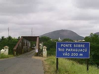 PONTE SOBRE O RIO PARAGUAU QUE AO MEIO DELA DIVIDE OS MUNICIPIOS ITABERABA X IAU POR LEO VIEIRA  - IAU - BA