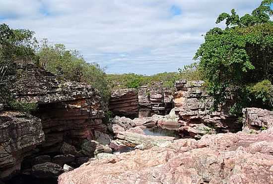 ROCHAS AO REDOR DO BURACO EM IBICOARA-FOTO:EMERSONROSSI FOTOVIS - IBICOARA - BA