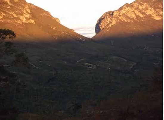 SERRA DE IBICOARA NO PERCURSO DO BURACO-FOTO:JOO ALVES DA SILVA - IBICOARA - BA