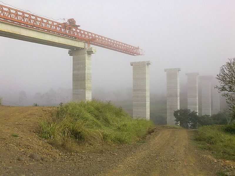 LAJEADO BONITO-PR-PONTE EM CONSTRUO NA ESTRADA DA CIDADE-FOTO:GENESIOCAMARGO - LAJEADO BONITO - PR