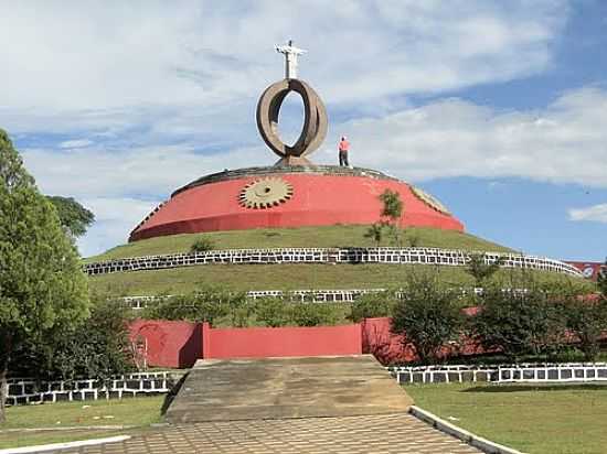 MORRO DO CRISTO NA PRAA GOV.GARCEZ EM LARANJEIRAS DO SUL-PR-FOTO:RICARDO MERCADANTE - LARANJEIRAS DO SUL - PR