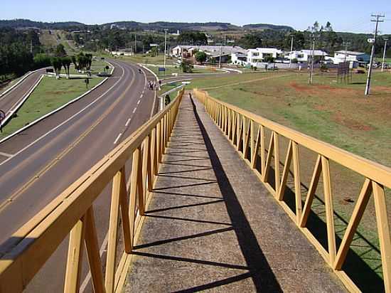 TREVO DE ACESSO NA RODOVIA BR-277 EM LARANJEIRAS DO SUL-PR-FOTO:ARTEMIO C.KARPINSKI - LARANJEIRAS DO SUL - PR