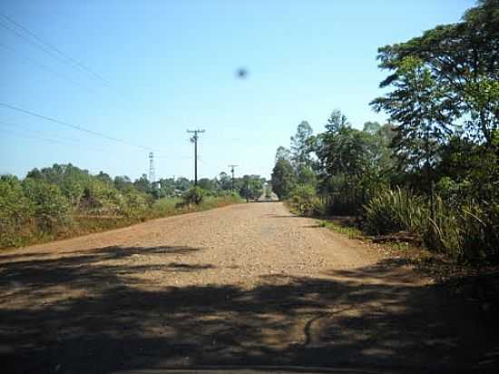 ESTRADA SAINDO DE LERROVILE-FOTO:ALEX COELHO-LONDRINA - LERROVILLE - PR
