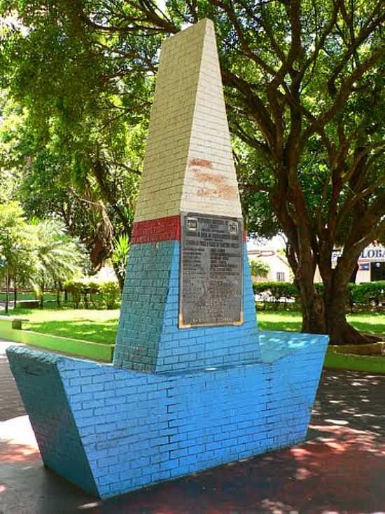 MONUMENTO NA PRAA DE LOBATO-FOTO:MARCOS DUTRA - LOBATO - PR