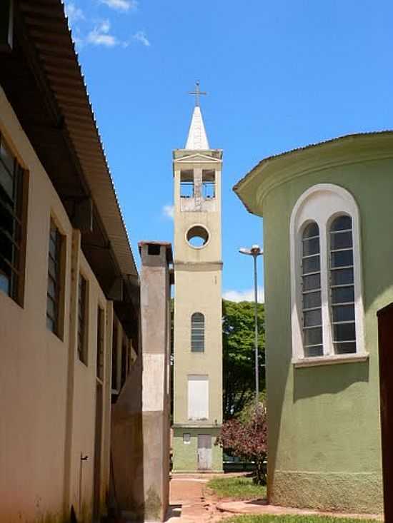 TORRE DA IGREJA CATLICA DE LOBATO-FOTO:MARCOS DUTRA - LOBATO - PR