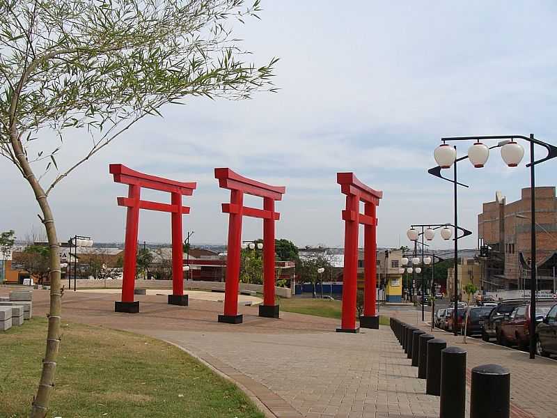 TORI NA PRAA CENTENRIO DA IMIGRAO JAPONESA NO BRASIL - LONDRINA - PR  - POR PAULO YUJI TAKARADA - LONDRINA - PR