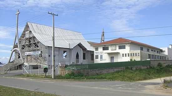 CASA COM TELHADO DE ZINCO EM MARACAN-PR-FOTO:THATISIT - MARACAN - PR