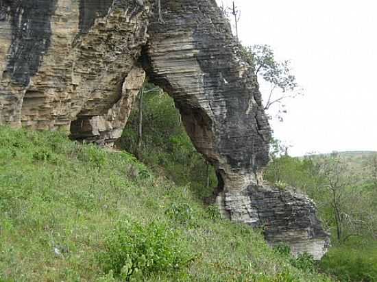 ENTRADA DA GRUTA DA LAPINHA EM IBIQUERA-BA-FOTO:ALEXANDRE IBIQUERA - IBIQUERA - BA