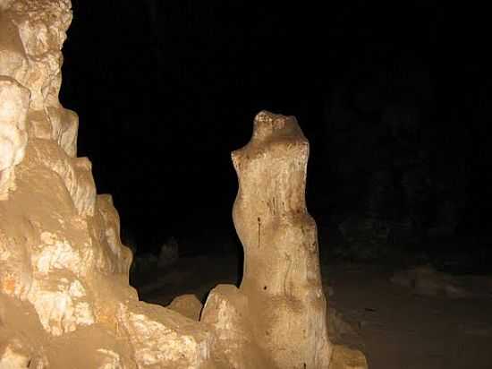 INTERIOR DA GRUTA DA LAPINHA EM IBIQUERA-BA-FOTO:ALEXANDRE IBIQUERA - IBIQUERA - BA