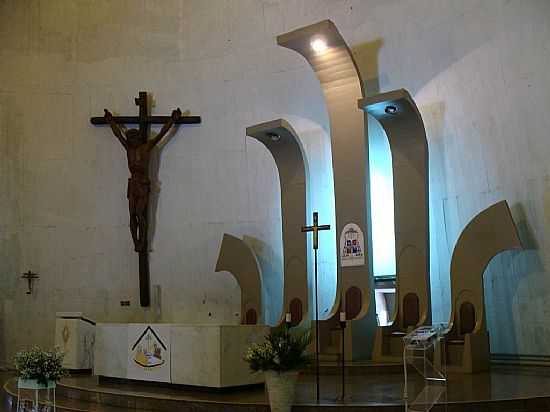 ALTAR DA CATEDRAL DE MARING-PR-FOTO:PAULO YUJI TACARADA - MARING - PR