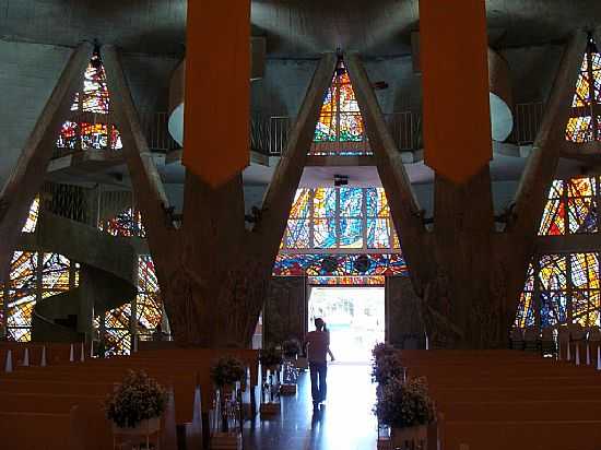 INTERIOR DA CATEDRAL DE MARING-PR-FOTO:PAULO YUJI TAKARADA - MARING - PR