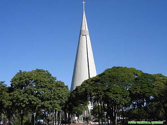 PRAA DA CATEDRAL DE N.SRA.DA GLRIA EM MARING-PR-FOTO:VICENTE A. QUEIROZ - MARING - PR