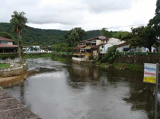 RIO ATRAVESSANDO A CIDADE DE MORRETES-PR-FOTO:GUSTAVO JUNQUEIRA - MORRETES - PR