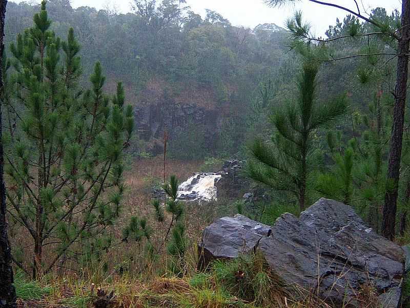 PALMITAL-PR-CACHOEIRA NA PEDREIRA-FOTO:LOIVINHO FRANA - PALMITAL - PR