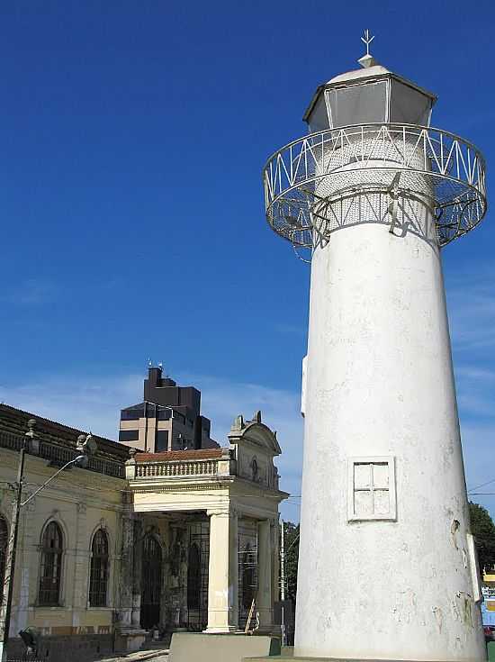 MINI FAROL E ANTIGA ESTAO FERROVIRIA DE PARANAGU-PR-FOTO:ANDR BONACIN - PARANAGU - PR