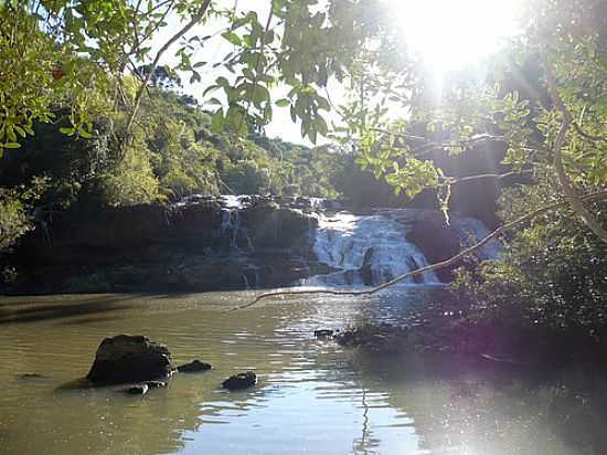 CACHOEIRA NA 5 ENCRUZILHADAS-FOTO:FBIO MANCHUR - PITANGA - PR