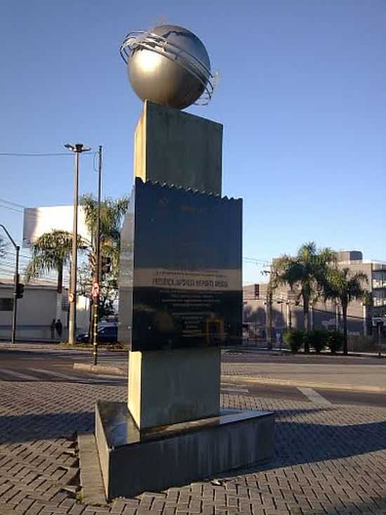 MONUMENTO EM HOMENAGEM  COLNIA JAPONESA EM PONTA GROSSA-FOTO:LOIVINHO A.M.FRANA - PONTA GROSSA - PR