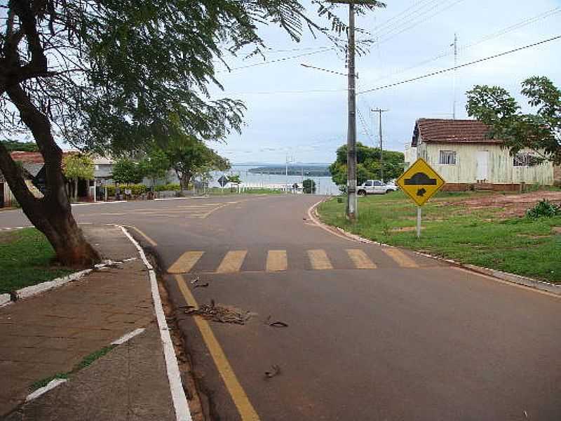 PORTO CAMARGO-PR-PRAA DA MATRIZ E AO FNDO O RIO PARAN-FOTO:CAMARGO - PORTO CAMARGO - PR