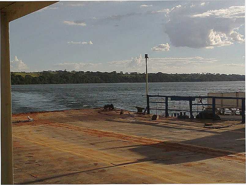 PORTO SO JOS-PR-EMBARQUE E DESEMBARQUE DA BALSA-FOTO:ARTHUR HBRITO - PORTO SO JOS - PR