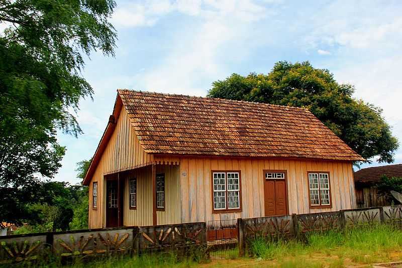 PRUDENTPOLIS-PR-CASA EM ESTILO DA REGIO-FOTO:SOCHODOLAK - PRUDENTPOLIS - PR