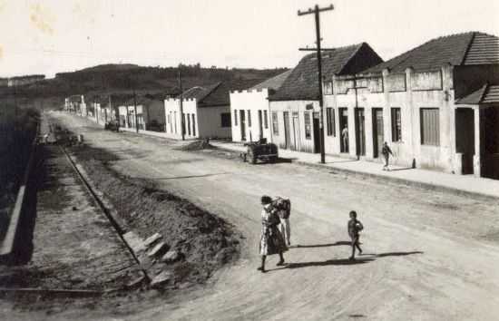 COMEANDO MEIO FIO EM 1929, POR JURACY GUSMO - QUATIGU - PR