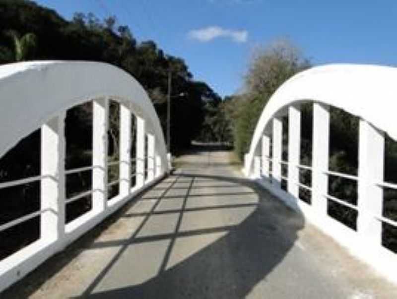 PONTE DE ARCO SOBRE O RIO CAPIVARI MIRIM. - QUATRO BARRAS - PR