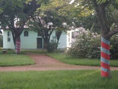 VISTA PARCIAL DA PRAA CENTRAL DE RIO BONITO, COM A IGREJA CATLICA SO JOO BATISTA AOS FUNDOS., POR VALTER CESAR ROSA - RIO BONITO - PR