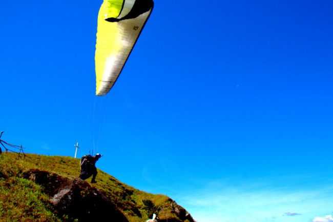 DECOLAGEM DE PARAPENTE DA SERRA DO OURO - IGUA  - BA, POR NELO FERRARI - IGUA - BA