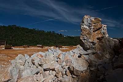 PEDRA DE CALCRIO-FOTO:FOTOGRAFO3D  - RIO BRANCO DO SUL - PR