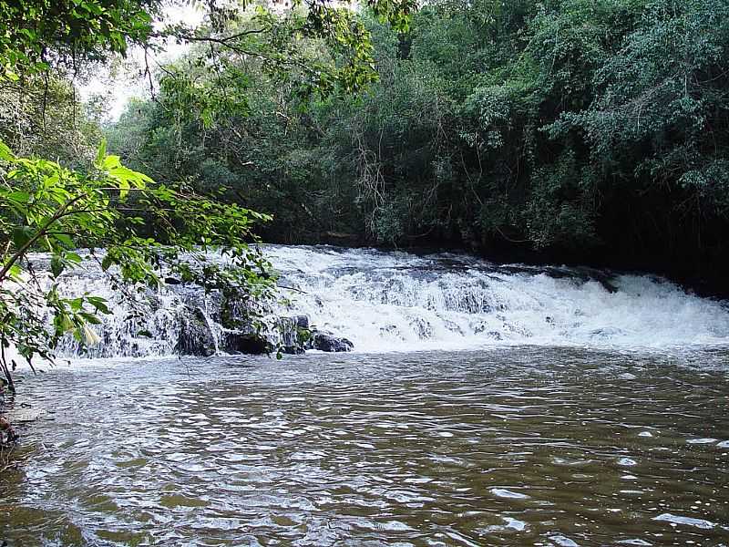 RONCADOR-PR-CACHOEIRA NO PARQUE GABIROBAS-FOTO:IVANIR FURLIN - RONCADOR - PR