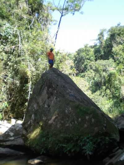 PEDRA GRANDE NO MEIO DO RIO CAMPINEIRO, POR ILTON SHIGUEMI KURODA - ROSRIO DO IVA - PR