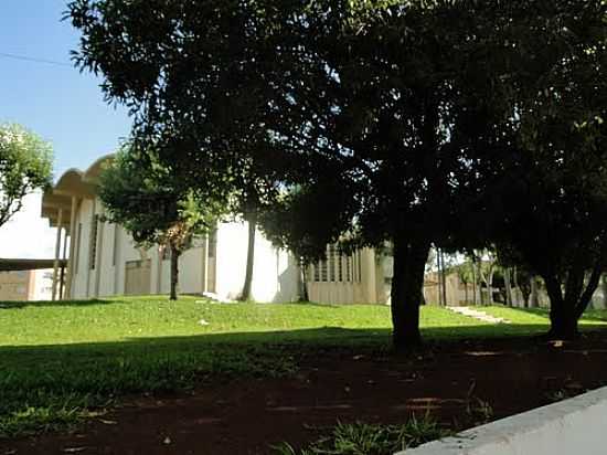 PRAA E A IGREJA MATRIZ DE N.SRA.APARECIDA EM SALTO DO LONTRA-PR-FOTO:RICARDO MERCADANTE - SALTO DO LONTRA - PR