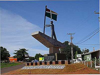 MONUMENTO AOS PIONEIROS POR PAULO R PERFETTI - SANTA CRUZ DE MONTE CASTELO - PR