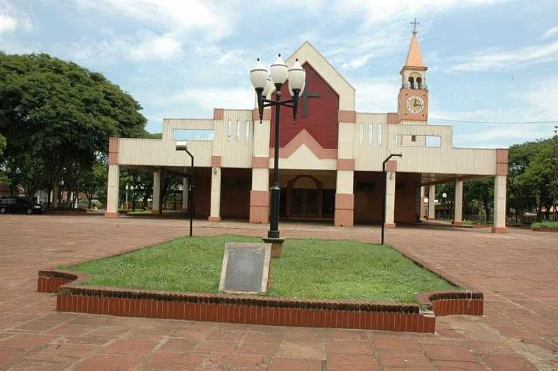 ANTIGA FOTO DA IGREJA CATLICA QUE FICA LOCALIZADA NA PRACA PIO XII DA CIDADE DE SANTA F. - SANTA F - PR