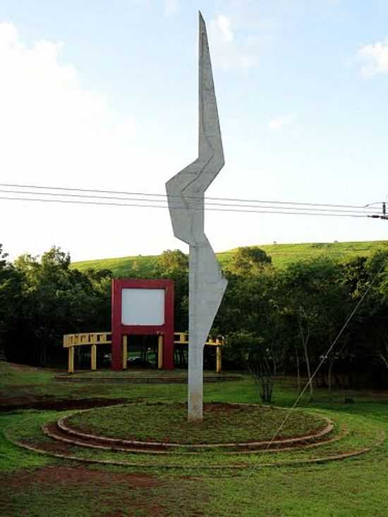 MONUMENTO  PASSAGEM DA COLUNA PRESTES EM SANTA HELENA-FOTO:RICARDO MERCADANTE - SANTA HELENA - PR