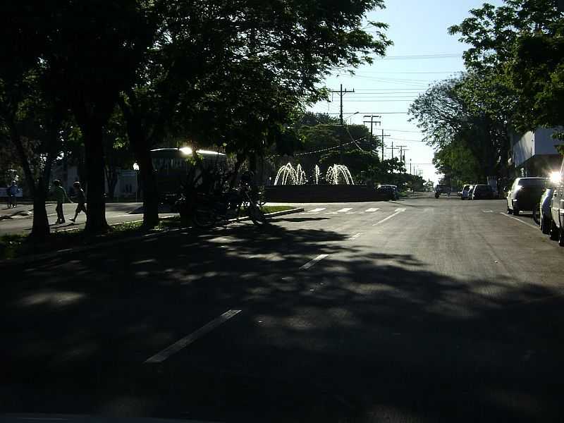 SANTA HELENA-PR-AVENIDA PRINCIPAL-FOTO:ARTEMIO CLIDES KARPINSKI - SANTA HELENA - PR