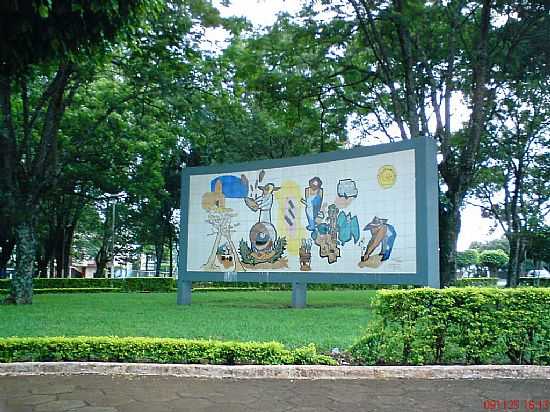 SANTA TEREZINHA DE ITAIP-PR-MURAL NA PRAA SILVINO DAL B-FOTO:PFAHL - SANTA TEREZINHA DE ITAIPU - PR