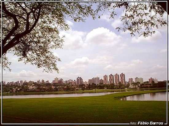 LAGO DO PARQUE BARIGUI COM A CIDADE AO FUNDO-FOTO:FBIO BARROS [-⓪-] - SANTO INCIO - PR