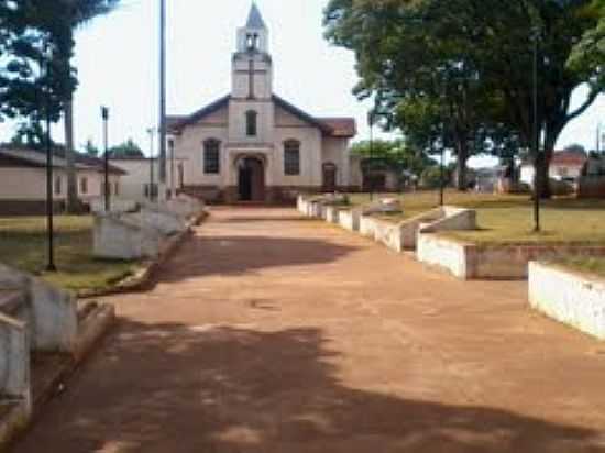 PRAA E IGREJA EM SO JOO DO PINHAL-FOTO:JORGE D SANTANA - SO JOO DO PINHAL - PR