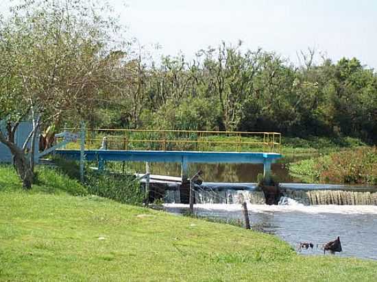 CAPTAO DE GUA POTVEL NO RIO PEQUENOEM SO JOS DOS PINHAIS-FOTO:EDUARDO JOSE JANKOSZ - SO JOS DOS PINHAIS - PR