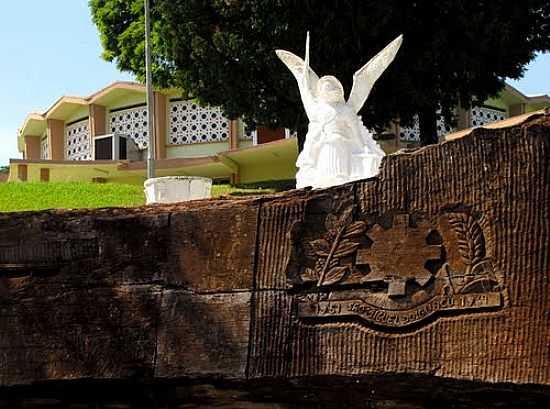 ANJO NA PRAA DA IGREJA MATRIZ EM SO MIGUEL DO IGUAU-FOTO:ANDR BONACIN - SO MIGUEL DO IGUAU - PR