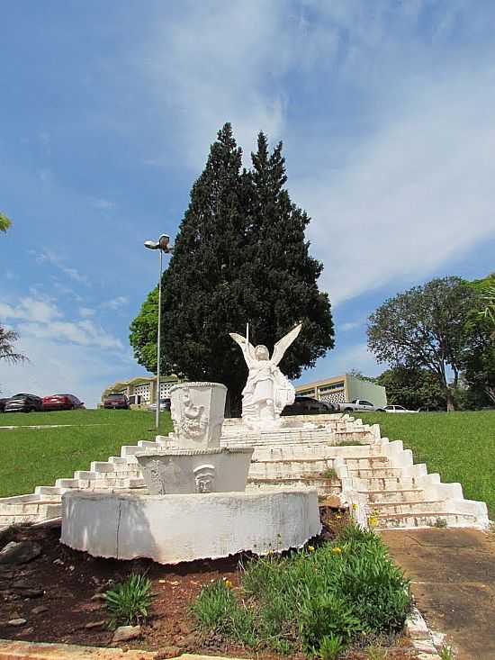 SO MIGUEL DO IGUAU-PR-ESCULTURA NA ENTRADA DA PARQUIA DE SO MIGUEL-FOTO:RICARDO MERCADANTE - SO MIGUEL DO IGUAU - PR